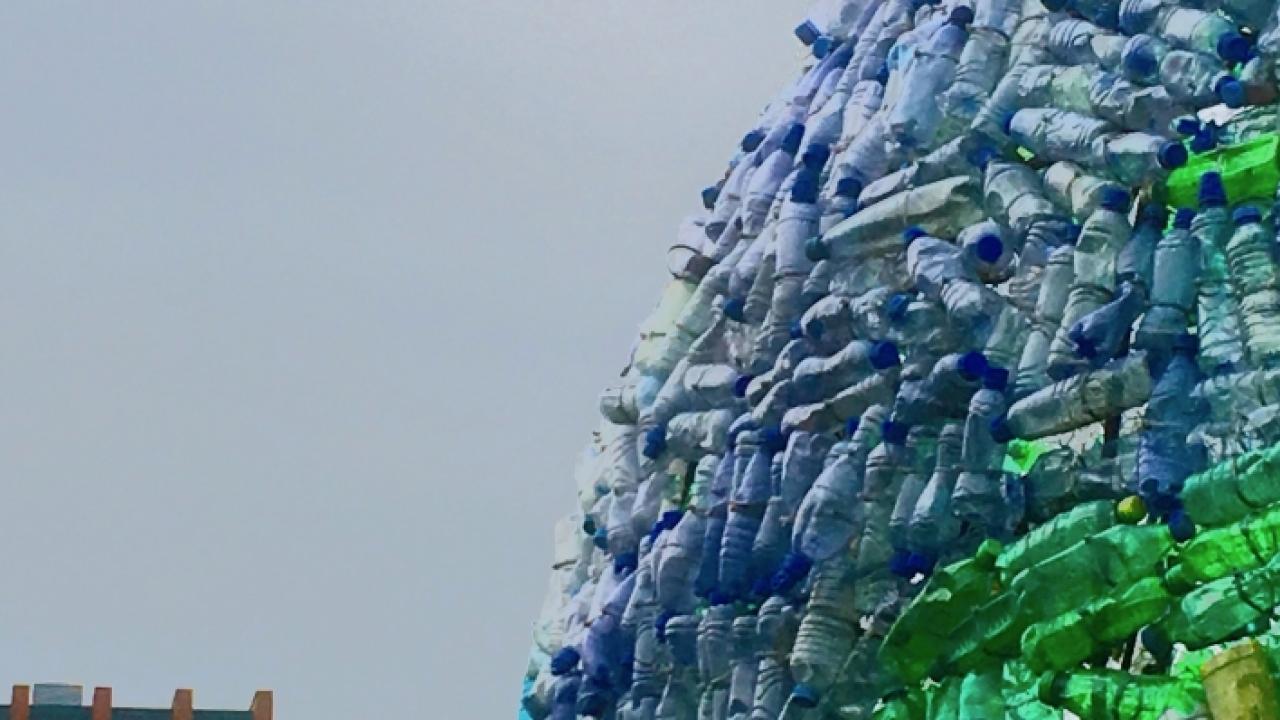 Kunstwerk van plastic, dat een wereldbol voorstelt.
